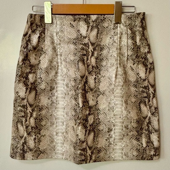Dynamite| Chic Snake Print Mini Skirt in Black Cream White Sz S - Picture 3 of 4